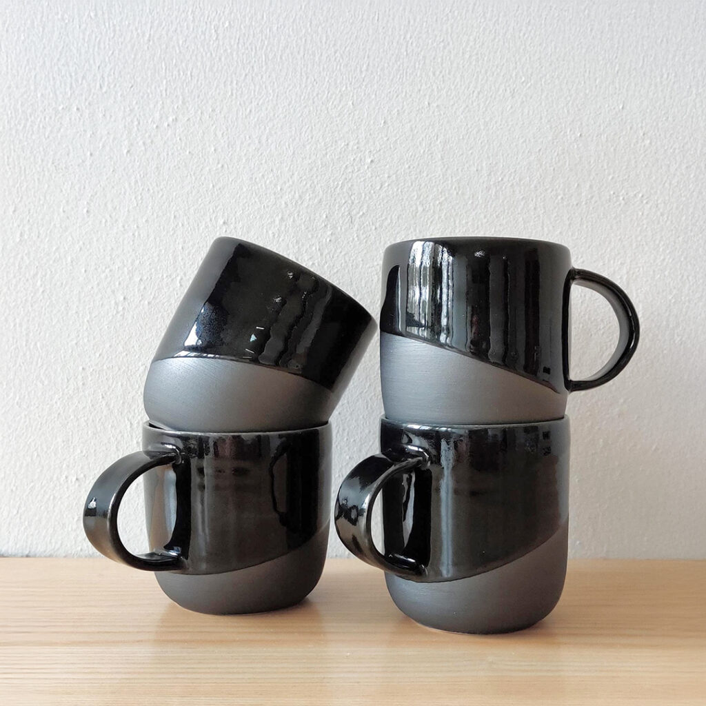 Sorte kopper med hank